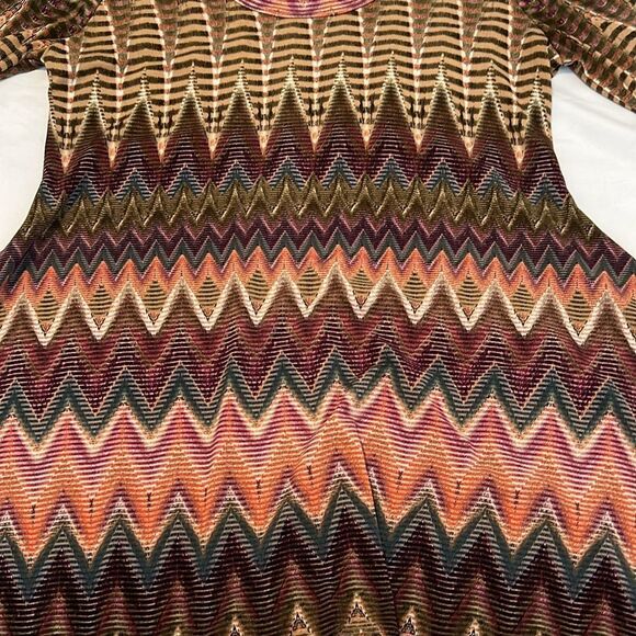 Karen Kane size small 3/4 sleeve Vibrant Zigzag Pattern shark bite hem tunic EUC - Picture 4 of 10